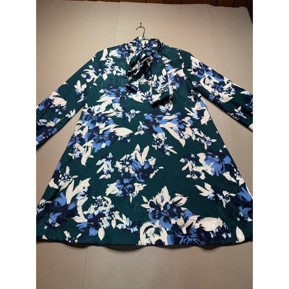 Caslon Emerald Green Floral Tie Neck Long Sleeve Shift Dress